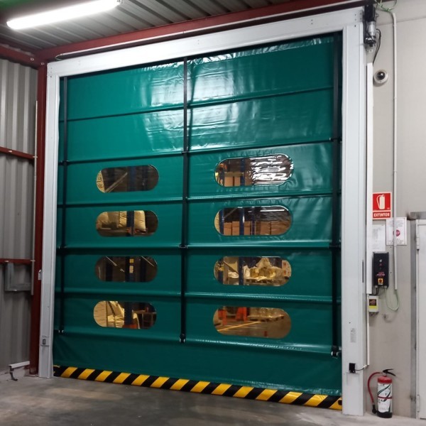 ¿Una puerta rápida o una puerta seccional para tu nave?